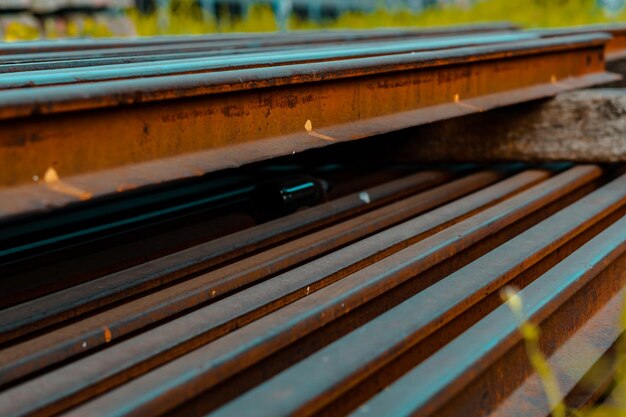 Foto vista em alto ângulo de trilhos ferroviários