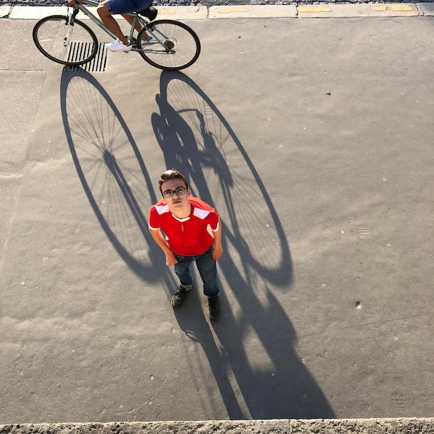 Vista em alto ângulo de um homem andando de bicicleta