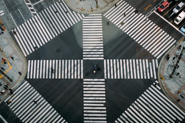 Foto vista em alto ângulo de um homem caminhando por degraus