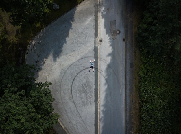 Vista em alto ângulo de um homem deitado na estrada