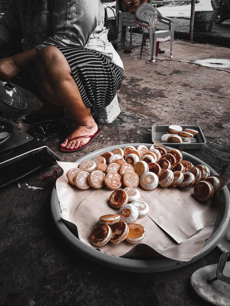 Foto vista em alto ângulo de um homem preparando comida na mesa