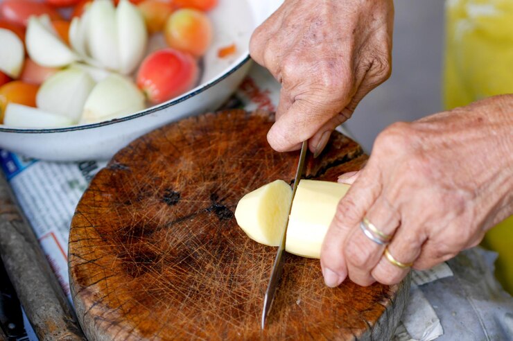 Foto vista em alto ângulo de um homem preparando comida