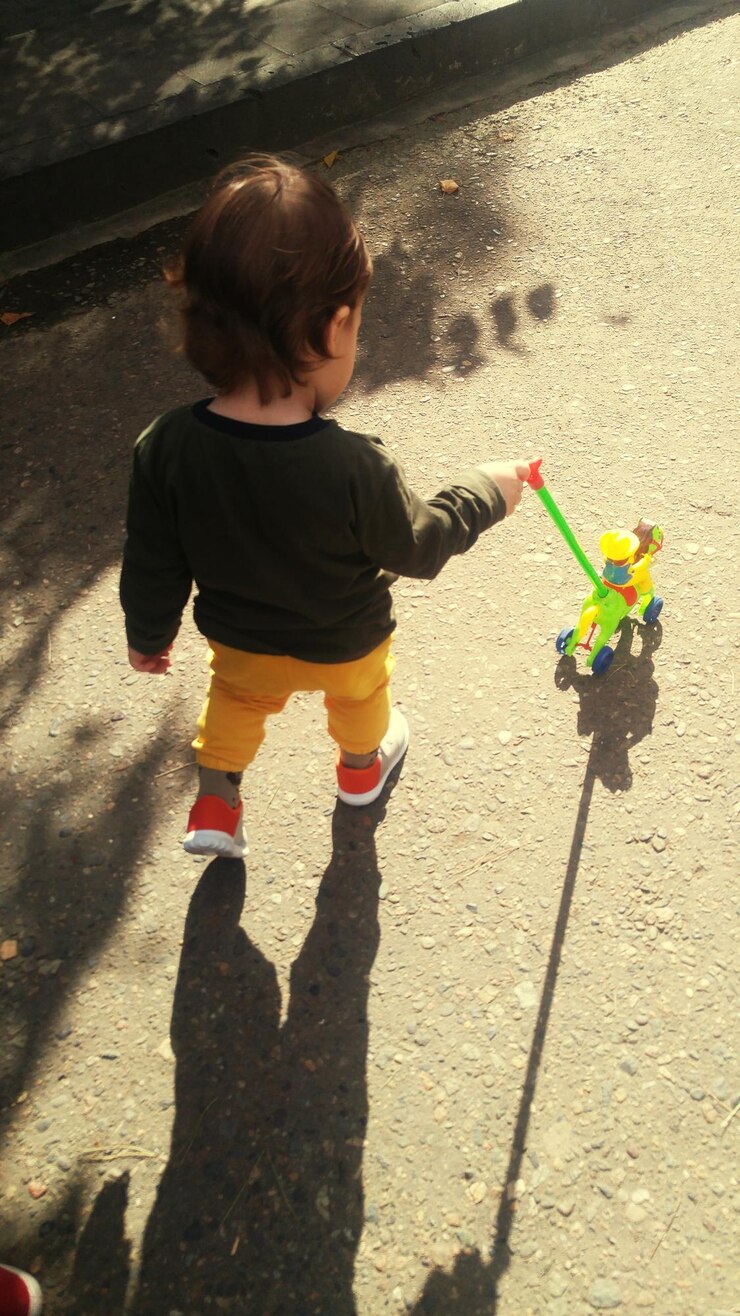 Foto vista em alto ângulo de um menino brincando com um brinquedo