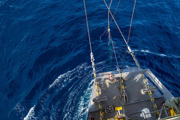 Vista em alto ângulo de um navio a navegar no mar