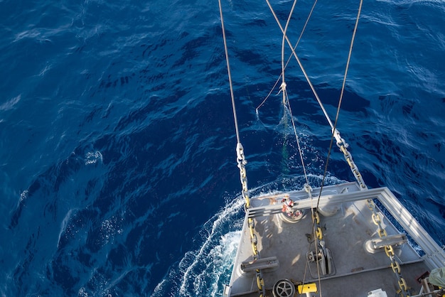 Vista em alto ângulo de um navio a navegar no mar