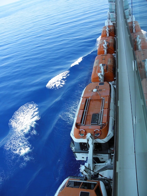 Foto vista em alto ângulo de um navio a navegar no mar