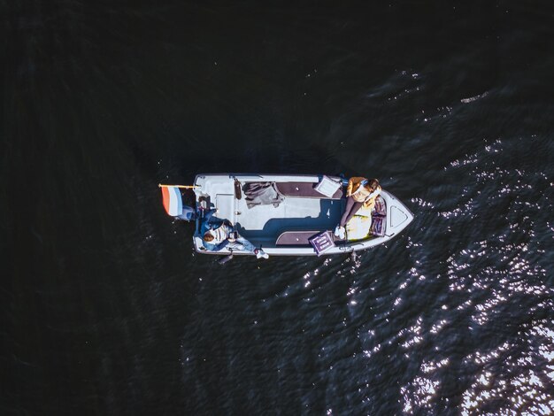 Vista em alto ângulo de um navio a navegar no mar