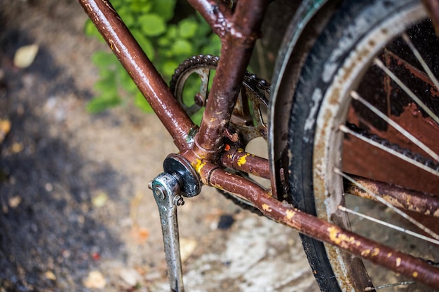 Foto vista em alto ângulo de uma bicicleta em terra