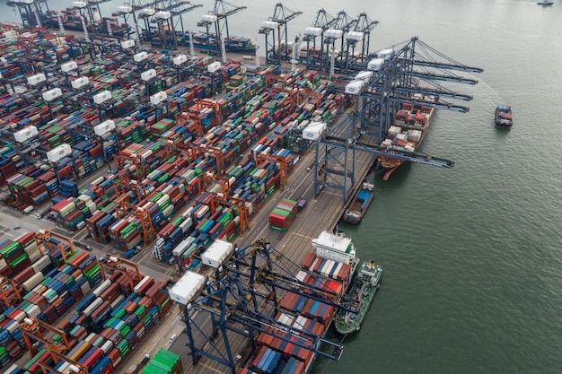 Vista em alto ângulo de uma doca comercial no mar