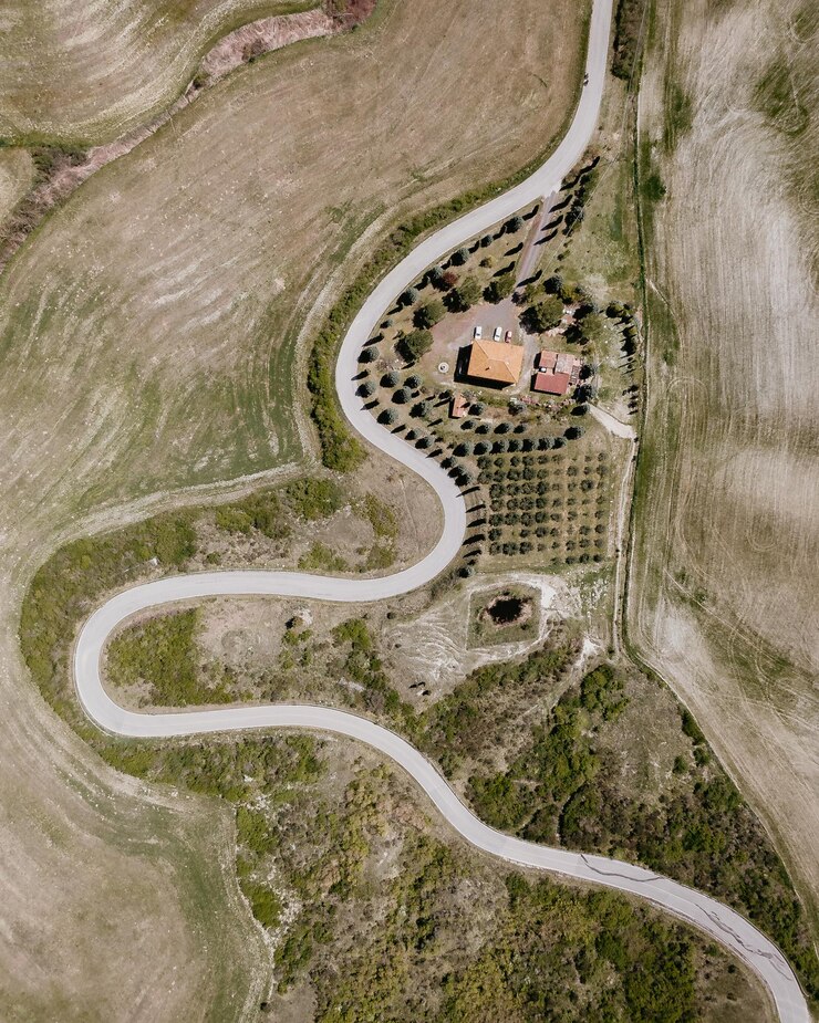 Foto vista em alto ângulo de uma estrada sinuosa em terra