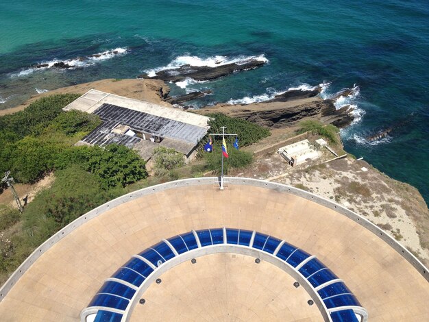 Foto vista em alto ângulo de uma estrutura construída na praia