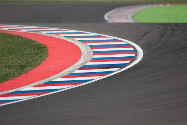 Foto vista em alto ângulo de uma pista de corrida de automóveis vazia