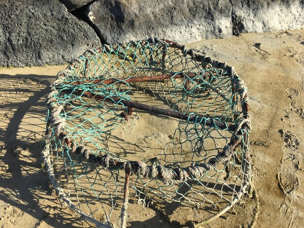 Vista em alto ângulo de uma rede de pesca na praia