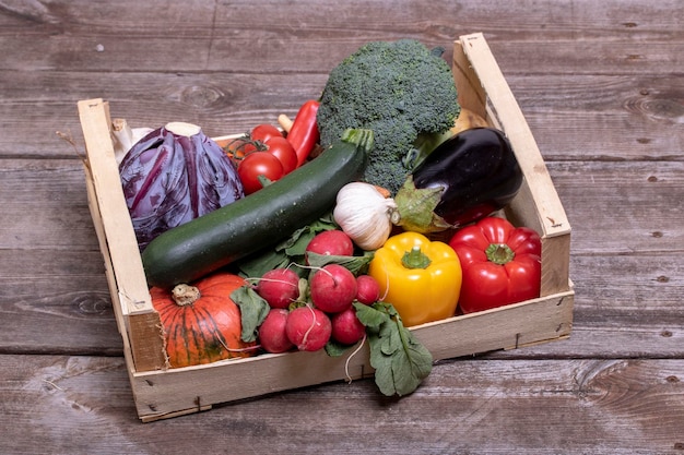 Vista em alto ângulo de vegetais em recipientes