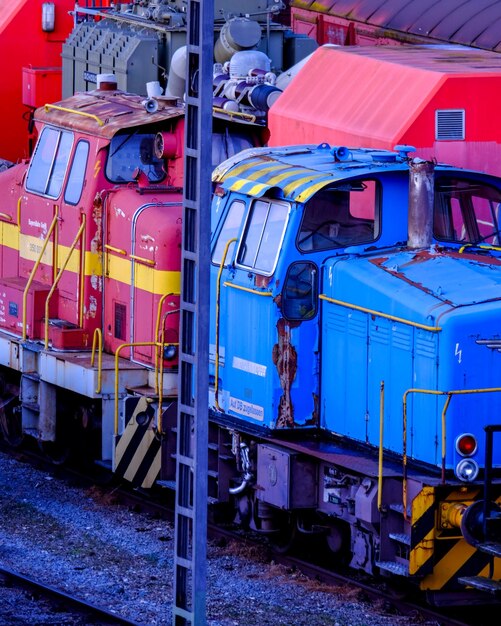 Foto vista em alto ângulo do comboio na via ferroviária