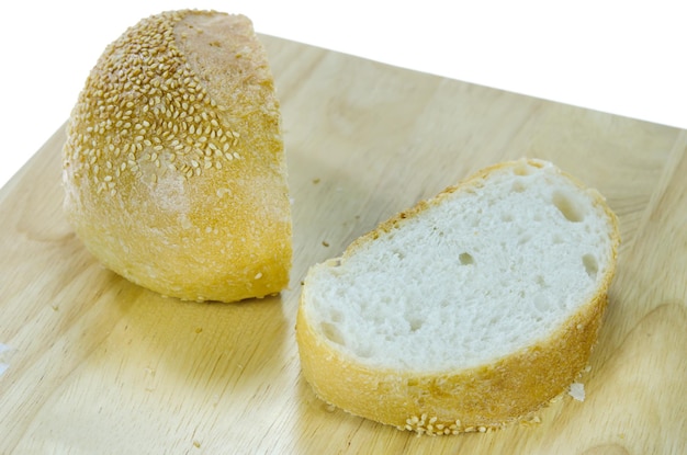 Foto vista em alto ângulo do pão na tábua de cortar