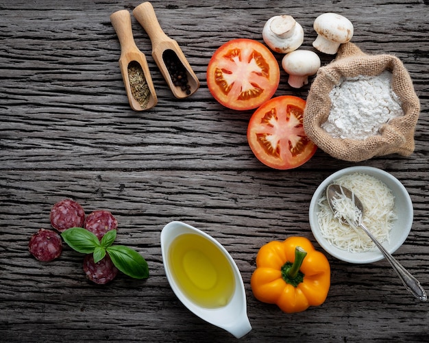 Vista em alto ângulo dos ingredientes na mesa