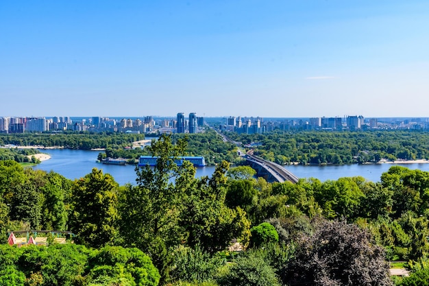 Vista em bairros residenciais na margem esquerda do rio Dnieper em Kiev Ucrânia