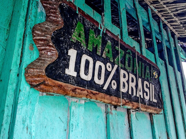 Foto vista em baixo ângulo do sinal de informação na parede azul