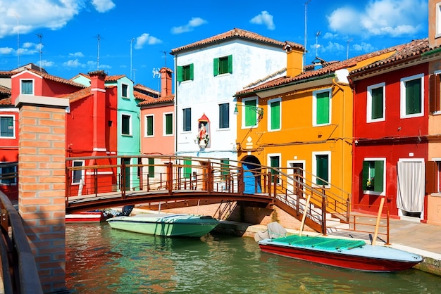 Vista em casas coloridas e canal de água na rua de Burano, Itália
