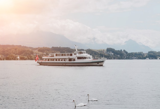 Vista em cenas de lago Lucerna e montanhas, Lucerna, Suíça, Europa. Paisagem de verão, clima ensolarado, céu azul dramático e dia ensolarado