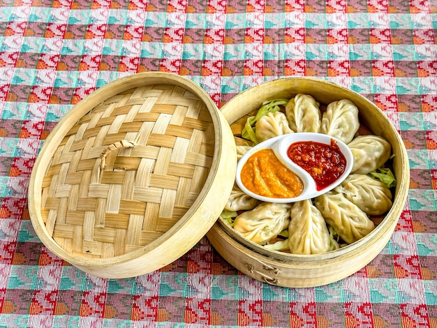 Foto vista em close de comida tradicional chinesa dumpling na mesa