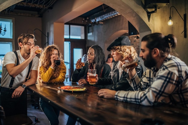 Vista em close de Pessoas no pub