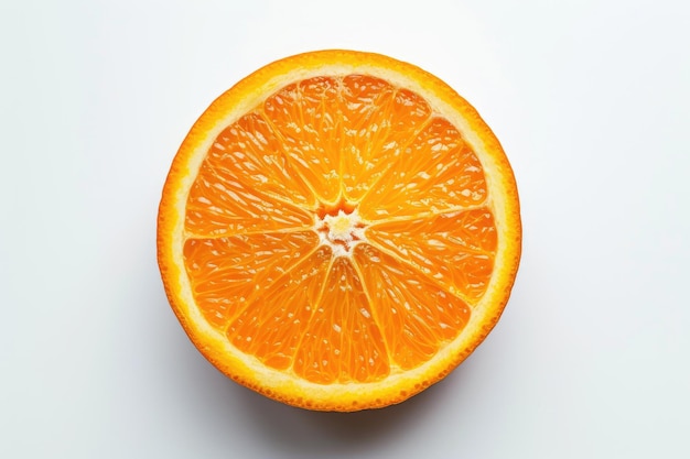 Vista em close-up de uma laranja suculenta meio isolada em um fundo branco Esta imagem mostra uma vibrante