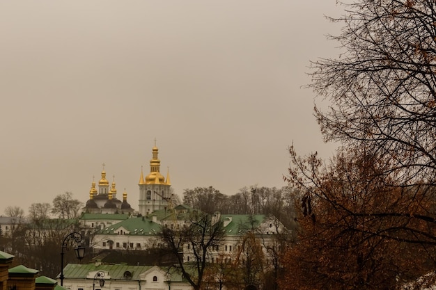 Vista em edifícios de Kiev Pechersk Lavra