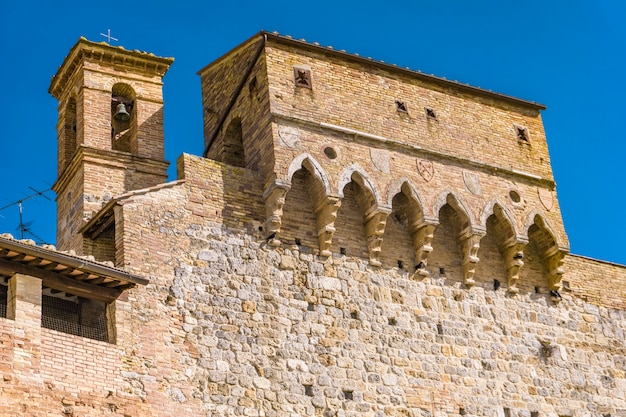 Vista em paredes antigas em San Gimignano, Toscana, Itália