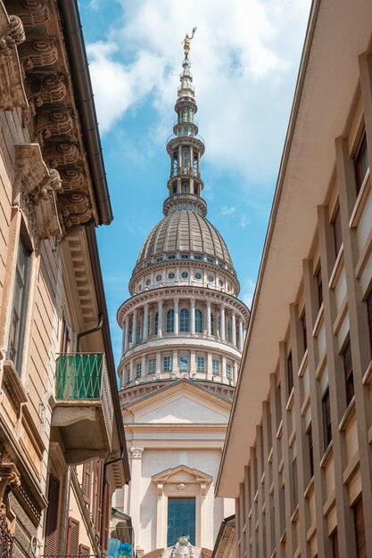 Vista em perspectiva da famosa cúpula da basílica de San Gaudenzio na cidade de Novara, Itália, cúpula e campanário de