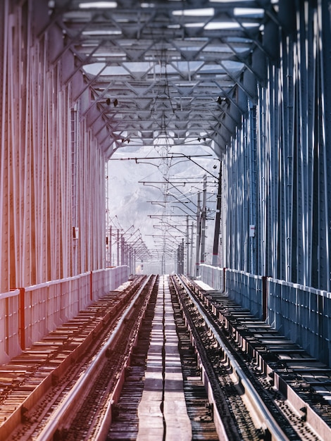 Vista em perspectiva da ponte ferroviária em área montanhosa