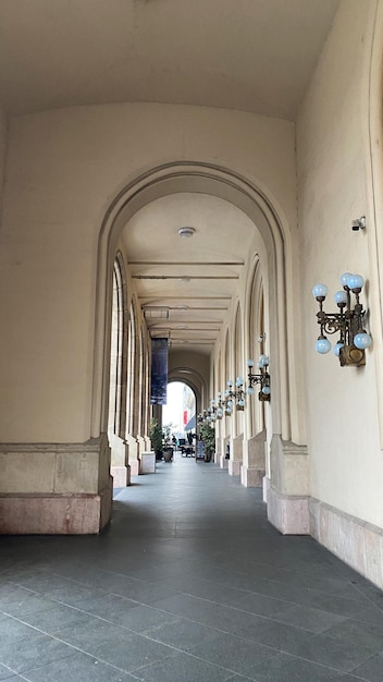 vista em perspectiva de um edifício arqueado com colunas