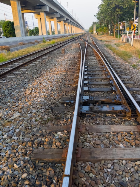 Foto vista em perspectiva do sistema de comutação ferroviária para controlar a direção da ferrovia perto da estação o sistema de controle é operado a partir da vista frontal da estação para o espaço de cópia