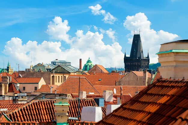 Vista em telhados vermelhos e torre de pólvora em praga