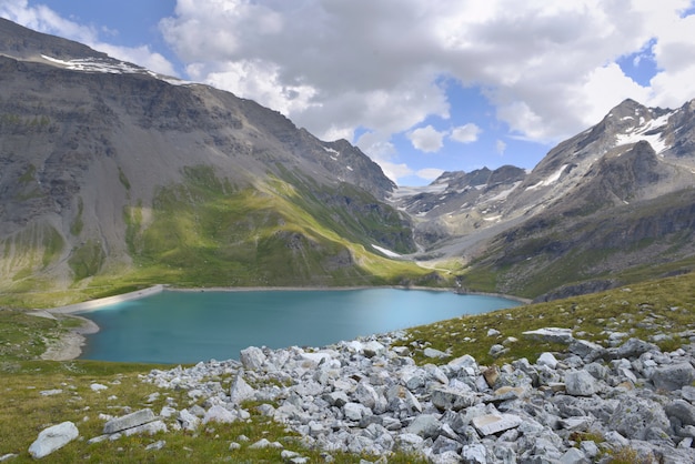 Vista em um belo lago azul na montanha europeia alpina rochosa