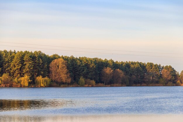 Vista em um belo lago no outono