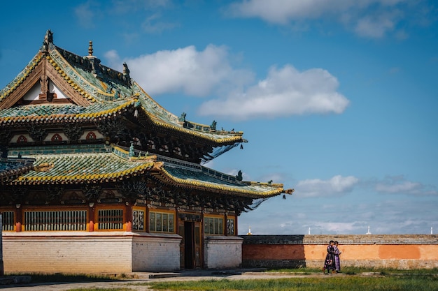 Vista em um dos três templos restantes do mosteiro Erdene Zuu em Kharkhorin, Mongólia