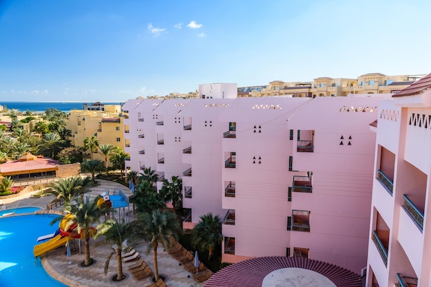 Vista em um pátio de hotel e Mar Vermelho