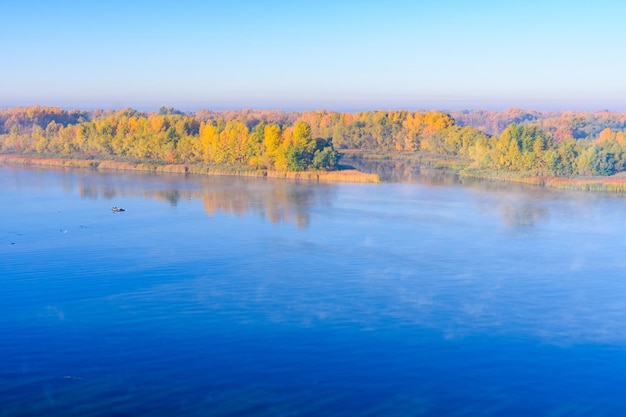 Vista em um rio Dnieper em Kremenchug no outono