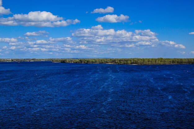 Vista em um rio Dnieper na primavera