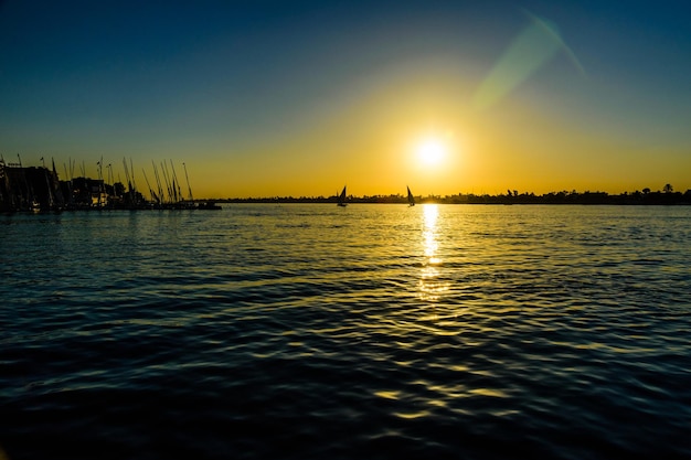 Vista em um rio Nilo ao pôr do sol Luxor Egito