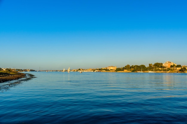 Vista em um rio Nilo em Luxor Egito