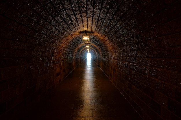 Vista em um túnel para a saída e a luz