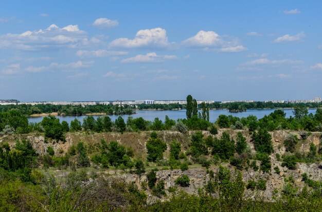 Vista em uma cidade de Komsomolsk e no rio Dnieper