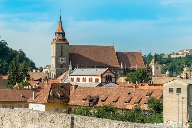 Vista em uma igreja negra do parque na Promenada de sub Tampa em Brasov TransilvaniaRomania