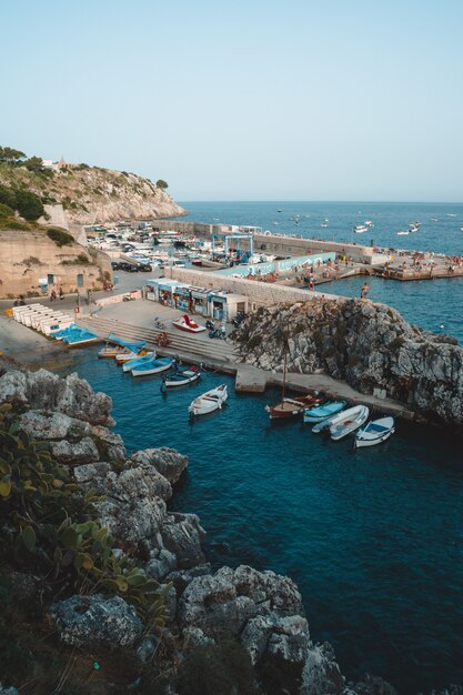 Vista em uma pequena cidade em puglia: castro