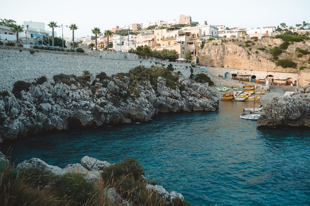 Foto vista em uma pequena cidade em puglia: castro