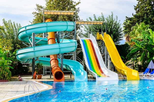 Vista em uma piscina com água turquesa clara e toboágua