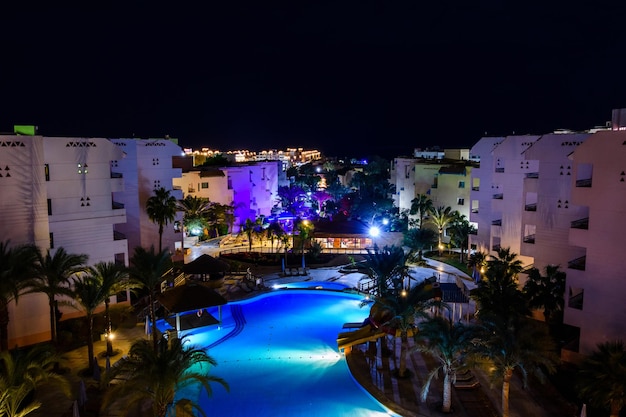 Vista em uma piscina no resort hotel à noite